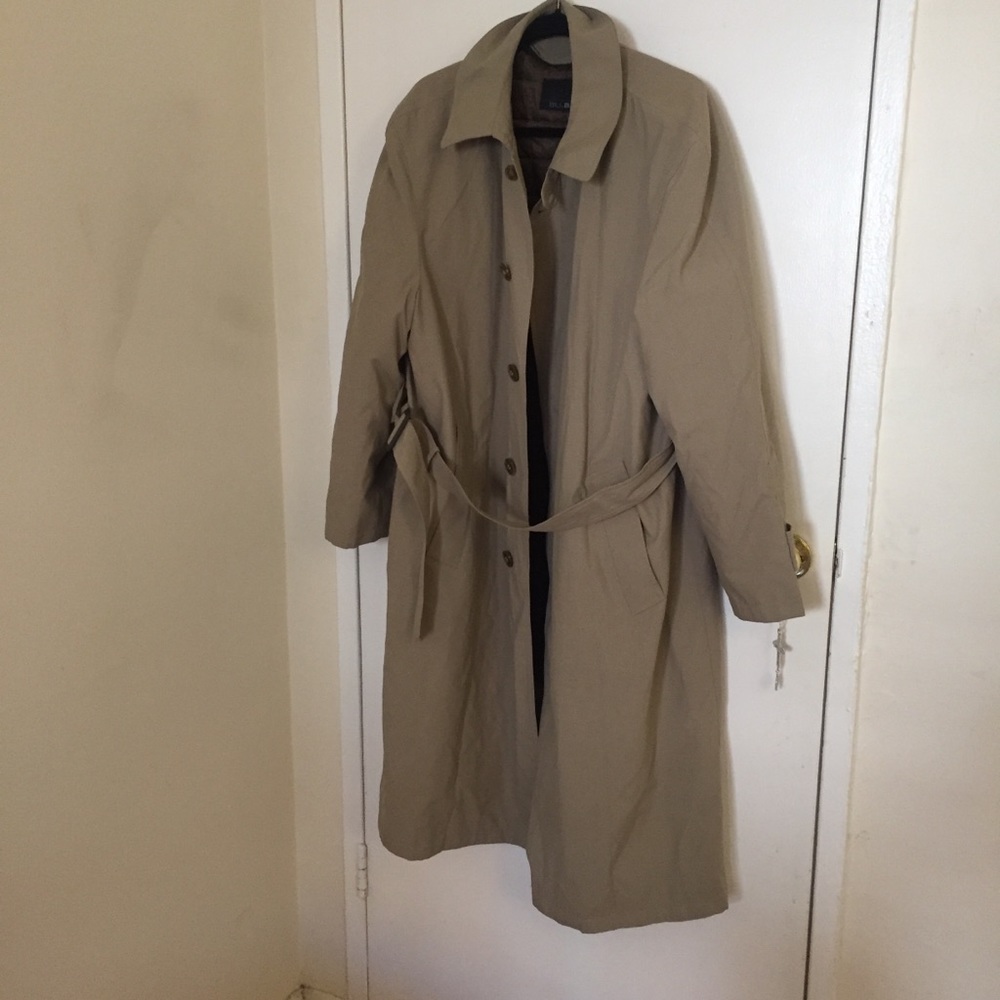 5/$10-Men’s Bill Blass trench coat size 42 short - Picture 2 of 8